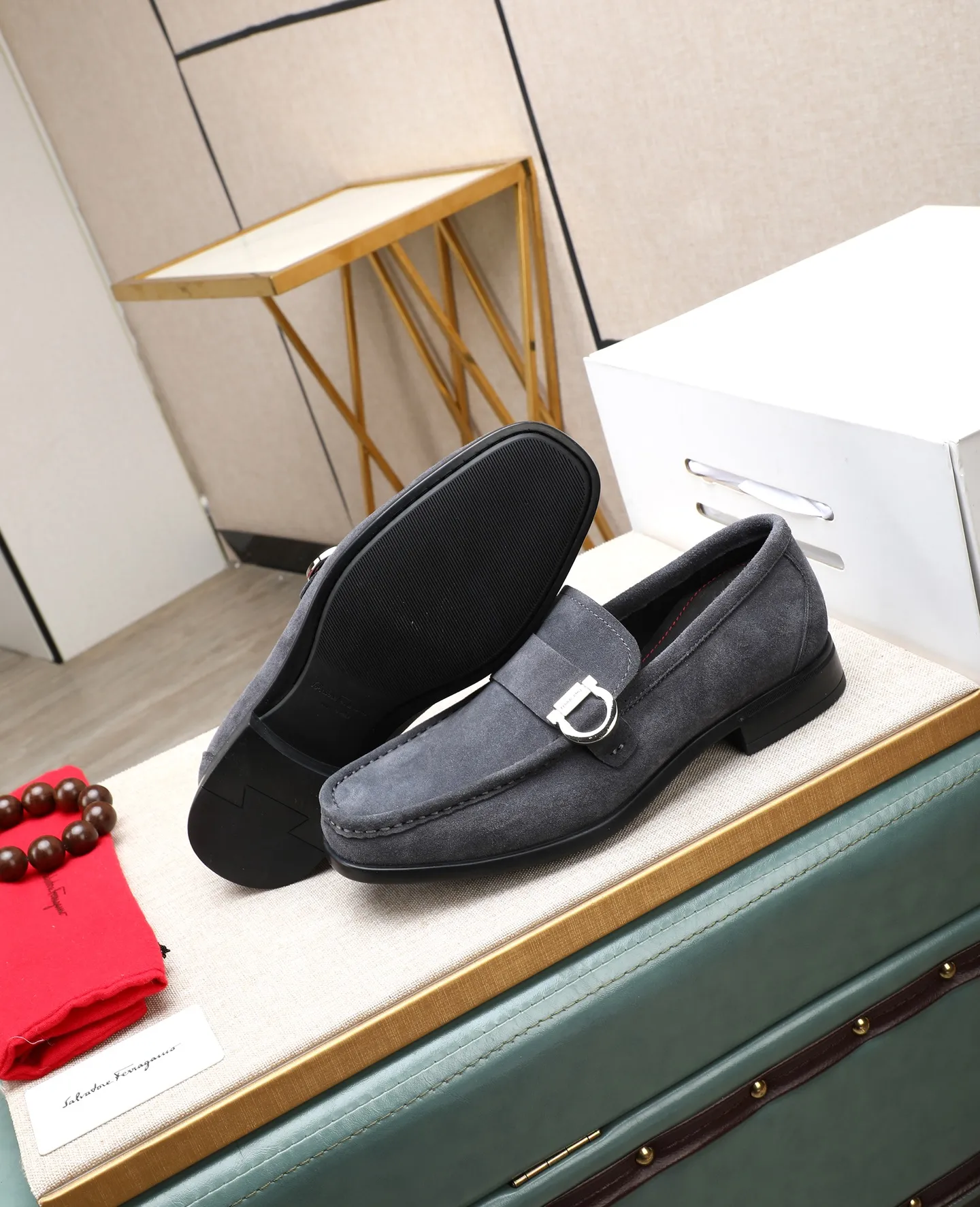 Men's clothing and shoes 💰700📛📛High-end goods! Salvatore Ferragamo is the world's top luxury footwear brand. It comes from Italy, the kingdom of fashion. It is famous all over the world for its traditional handmade design and novel styles... 🚶🏻🚶🏻 Top-quality suit shoes are sold simultaneously at the counter. This style is purely handmade. The fabric is imported Italian calfskin➕soft water-dyed cowhide lining. Specially available with original deep rubber outsole🌀🌀Size: 38➖44
